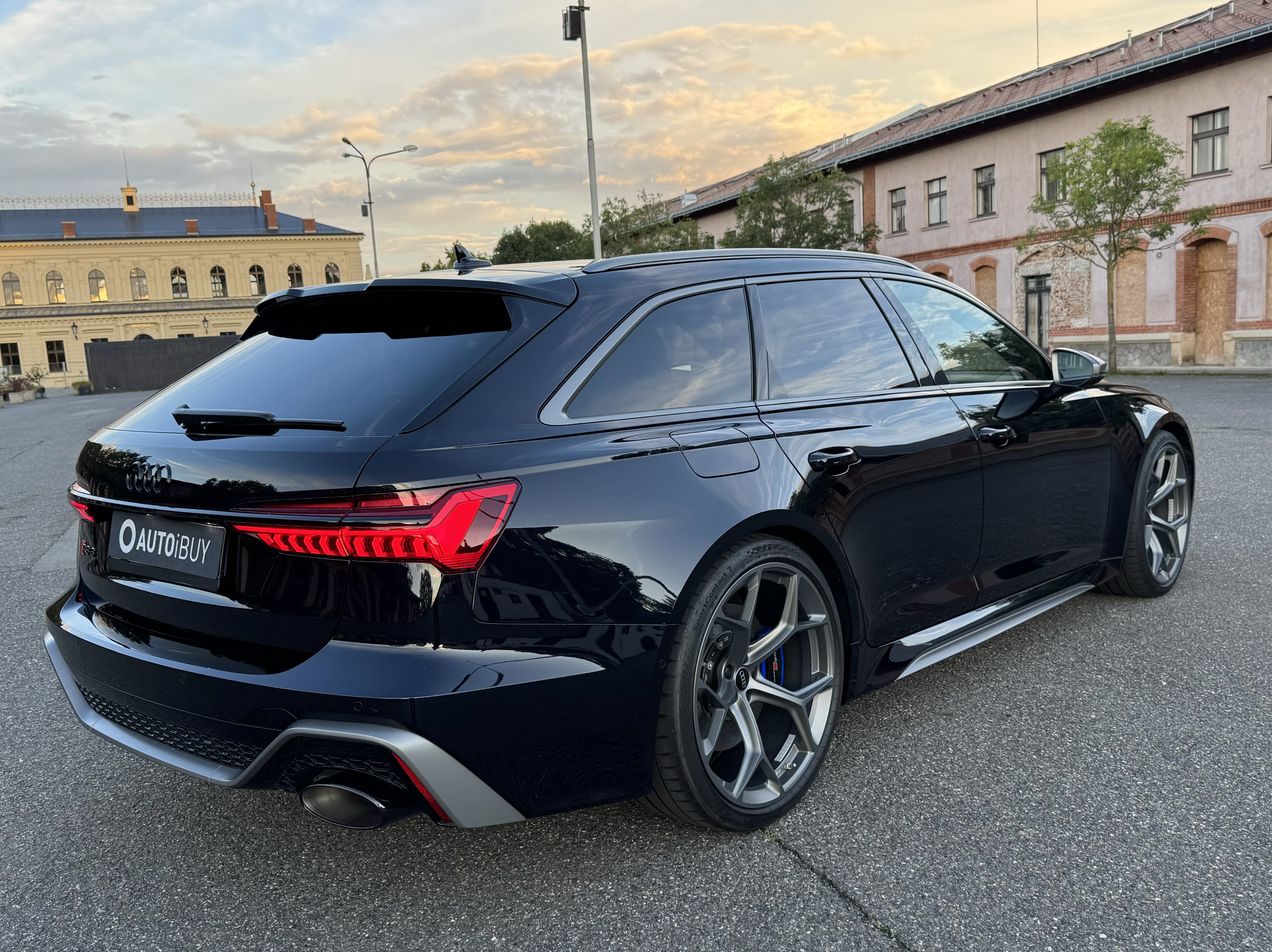 AUDI RS6 AVANT PERFORMANCE | SKLADEM | V8 BITURBO 630 KONÍ | KERAMICKÉ BRZDY | MAX 305 KM/H | PAKET RS DYNAMIC PLUS | ČERNÁ SEBRING S MODROU PERLETÍ | ČERNÁ KŮŽE S MODRÝM PROŠÍVÁNÍM | PLNÁ VÝBAVA | SUPER SPORTOVNÍ KOMBI | ČESKÉ PŘEDVÁDĚCÍ AUTO | ZÁRUKA | VIP SLEVA | NÁKUP ONLINE | IHNED K PŘEDÁNÍ | AUTOiBUY.com